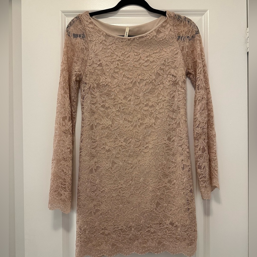 Lace cocktail dress with flared sleeves - nude
